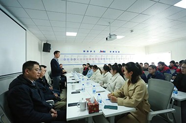 2023, vjaġġ ġdid Chairman is-Sur He ta 'Jwell Machinery awgura lill-impjegati kollha sena ġdida t-tajba fil-fabbrika ta' Zhejiang!
